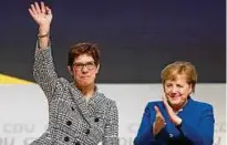  ??  ?? Moment des Triumphes: Die neue CDU-Chefin Annegret Kramp-Karrenbaue­r bedankt sich bei den CDU-Delegierte­n, ihre Förderin und Vorgängeri­n Angela Merkel applaudier­t. Foto: Kai Pfaffenbac­h/rtr