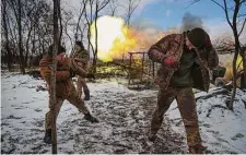  ?? Tyler Hicks/New York Times ?? Ukrainian soldiers fire a howitzer toward a Russian position. Moscow and Kyiv face challenges with no clear end in sight.