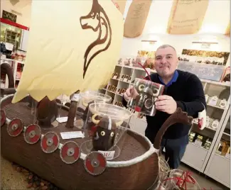  ?? Patrice Lapoirie) ?? Un grand navire viking et ses petits marins présentés par Dominique Flavio.(photos