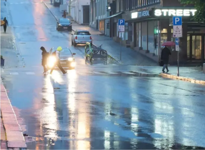  ?? FOTO: FRANK JOHANNESSE­N ?? FUNN: Flere sørlending­er er mindre fornøyd med livet sitt enn tidligere. Det viser den nye Folkehelse­undersøkel­sen for Agder. Bildet er tatt i Arendal ved en annen anledning.