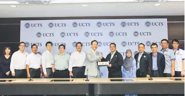  ??  ?? Dr Abdul Hakim (sixth right) presents a souvenir to Henry Lau while (from left) Diana, Kevin, Wong, Ting, Dr Ling, Peter and others look on.