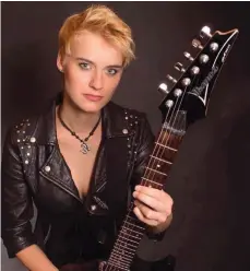  ?? FOTO: BIGBOX ALLGÄU ?? Yasi Hofer spielt auf ihrer Rockgitarr­e in der „Kultbox“.