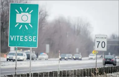  ?? PETER MCCABE
GAZETTE FILE PHOTO ?? A sign warns of photo radar on eastbound Highway 20, in Pincourt. From Jan. 18, 2011, until Feb. 29 of this year, almost 11,000 tickets were issued to drivers speeding here.