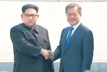  ?? Afp ?? SALUDO. Kim Jong-un (Corea del Norte) y Moon Jae-in se saludan en la línea divisoria.