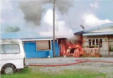  ?? [ FOTO AWANG AZMIL AWANG AHMAD/BH ] ?? Kebakaran dua rumah di Kampung Haji Baki berjaya dikawal jam 3.08 petang, semalam.
