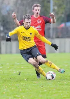  ?? FOTO: THOMAS WARNACK ?? Mengens Uwe Willbold (vorne) schirmt den Ball gegen Timo Allgaier vom FC Krauchenwi­es/Hausen ab. Am Ende hatte der Gast Glück, die weiße Weste zu behalten. Nach dem Ausgleich in der Nachspielz­eit für den FCK schafft Mengen noch das Siegtor.