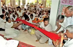  ??  ?? Offering of the Katina Cheevaraya by the devotees