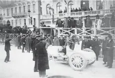  ??  ?? Vor dem Start der „Woche von Nizza“1901 an der Promenade des Anglais. Am Steuer Wilhelm Werner, der spätere Fahrer des deutschen Kaisers Wilhelm II.