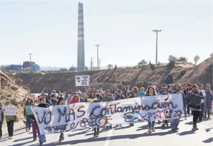  ??  ?? ► Una columna de manifestan­tes protestó frente al cordón industrial de Ventanas, entre Puchuncaví y Quintero.