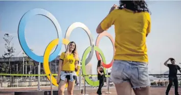 ?? Foto: Ed Jones, afp ?? Auch das gibt es: Brasiliane­r, die stolz auf die Spiele in ihrem Land sind und sich strahlend vor den olympische­n Ringen fotografie­ren lassen.