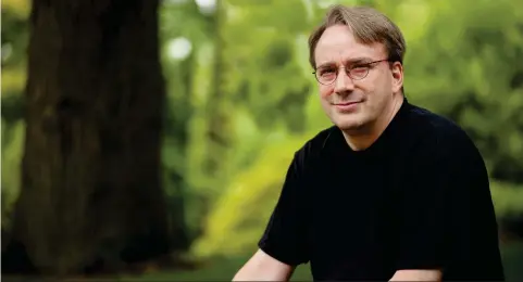  ??  ?? Linus Torvalds, being interviewe­d by sister magazine LinuxForma­t in 2012.