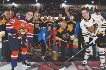  ?? - Gracieuset­é ?? Les Bears de Moncton, champions de la Coupe Hardy en 1973, ont été honorés avant un match des Wildcats contre les Tigres de Victoriavi­lle. Oscar Gaudet a procédé à la mise en jeu.