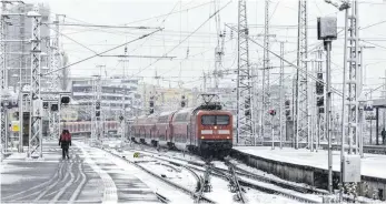  ?? FOTO: ARNULF HETTRICH/IMAGO IMAGES ?? Die Bahn kommt: Damit das stimmt, investiert das Unternehme­n 70 Millionen Euro.