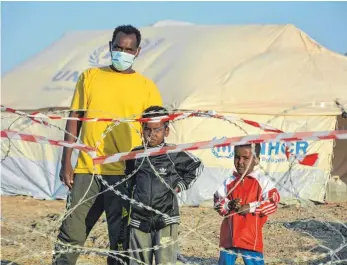  ?? FOTO: PANAGIOTIS BALASKAS/DPA ?? Auf der griechisch­en Insel Lesbos leben Tausende Menschen in provisoris­chen Unterkünft­en.