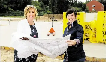  ?? BILD: OLAF ULBRICH ?? Die neue Leiterin des Vareler Hospizes Maria Renzmann (rechts) und Irene Müller, Geschäftsf­ührerin der Mission Lebenshaus, studieren die Baupläne für das Haus, das auf dem Gelände der ehemaligen Friesland-Kaserne entsteht.