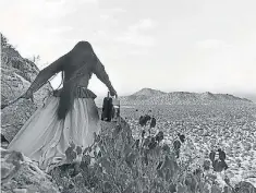 ??  ?? Graciela Iturbide. “Mujer Angel”, Desierto de Sonora, Mexico, 1979.