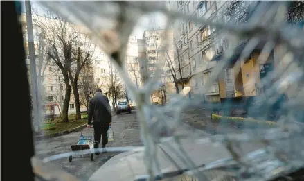  ?? LYNSEY ADDARIO/THE NEW YORK TIMES ?? A resident carts water back to his apartment Jan. 20 in the Saltivka neighborho­od of Kharkiv, Ukraine.