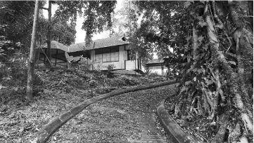  ??  ?? The entrance to Segu Bungalow – Photo by Muhammad Rais Sanusi