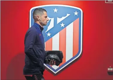  ??  ?? Vitolo pasa por delante del escudo del Atlético que hay en el túnel de vestuarios del Metropolit­ano.