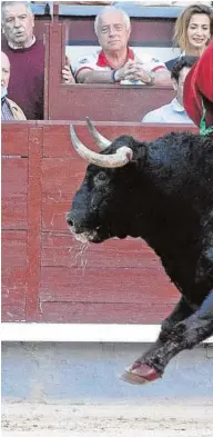  ?? // ÁNGEL DE ANTONIO ?? Andrés Roca Rey abrocha por bernadinas la faena