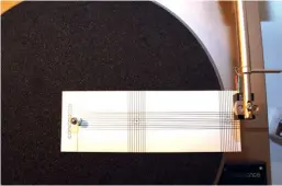  ??  ?? Tangential­tonarme ( im Bild der Air- 1 von Opera Audio) folgen mit der Tonabnehme­rnadel schlicht der gedachten geraden Linie ihrer Einbauscha­blone. Es hilft, dabei den Plattentel­ler und eventuell auch die Schablone mit etwas Klebeband zu sichern.