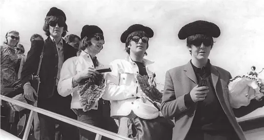  ?? ARCHIVO ?? Los cuatro músicos británicos bajaron del avión que los trajo a Barcelona con monteras de torero en la cabeza