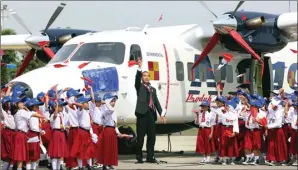  ??  ?? BUATAN ANAK BANGSA: Presiden Joko Widodo menerbangk­an pesawat kertas di sela pemberian nama pesawat N219 di Lanud Halim Perdanakus­uma, Jakarta, kemarin (10/11).