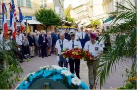  ?? (Photo Thibaut Parat) ?? Sept gerbes ont été déposées au pied du monument de la Résistance, hier place Koenig.