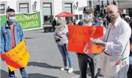  ?? /JESÚS ESCAMIROZA ?? Activistas de Lavida se manifestar­on en plaza Lerdo contra la actividad minera en Veracruz.