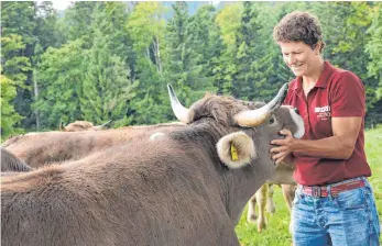  ?? FOTO: INGRID GROHE ?? Anna-maria Fehr, Bäuerin aus Scheidegg Ablers, mit ihrem Original Allgäuer Braunvieh.