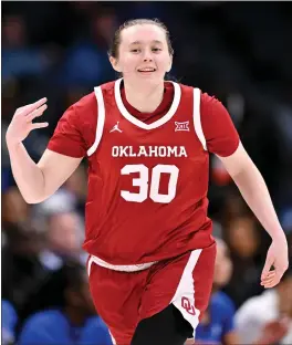  ?? GRANT HALVERSON — GETTY IMAGES ?? Oklahoma's Taylor Robertson, the all-time leader in 3-pointers in Division I women's college basketball, met the Warriors' Stephen Curry at Monday night's game at OKC.