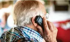  ??  ?? Immer wieder geben sich Betrüger am Telefon als Polizisten aus. Als Opfer wählen sie überwiegen­d Senioren aus. Symbolfoto: Alexander Kaya
