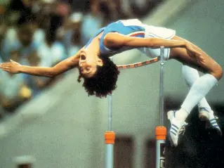  ??  ?? Salto in alto Sara Simeoni è stata primatista mondiale nel 1978 e campioness­a olimpica nel 1980