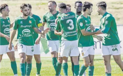  ?? JOSÉ PEDRO JIMÉNEZ ?? Los jugadores del Moralo celebran un gol en un partido de la primera vuelta.