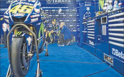  ?? FOTO: GETTY ?? Rossi, en el box Yamaha. Michelin recuperó la carcasa 2016 en la nueva goma delantera para evitar el chattering, y esa es su cruz
