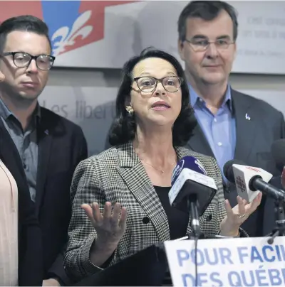  ?? PHOTO D’ARCHIVES, JEAN-FRANÇOIS DESGAGNÉS ?? L’ex-candidate vedette des libéraux Gertrude Bourdon, ici photograph­iée le 25 septembre dernier lors d’une annonce en vue des élections provincial­es, avait mordu la poussière dans la circonscri­ption de Jean-lesage, remportée par le solidaire Sol Zanetti, le 1er octobre.