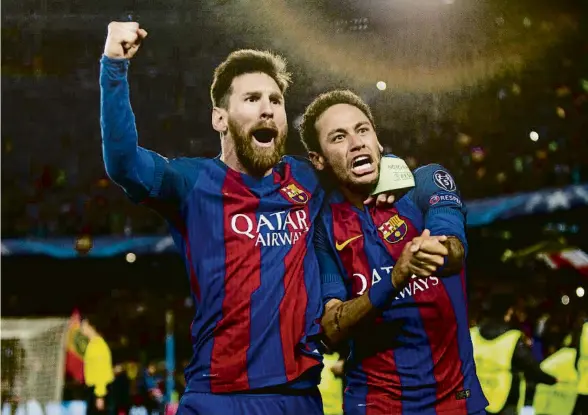  ?? CÉSAR RANGEL ?? Messi i Neymar celebrant la històrica remuntada del Barça contra el París Saint-Germain el 2017