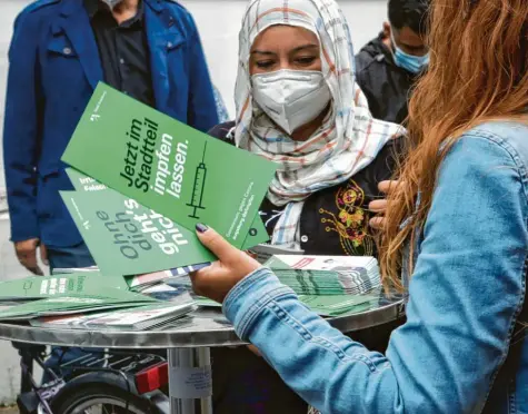  ?? Foto: Annette Zoepf ?? Ein Infobus der Stadt Augsburg wirbt für die Corona‰Impfung: Am Donnerstag bei einer Sprachschu­le in der Innenstadt.