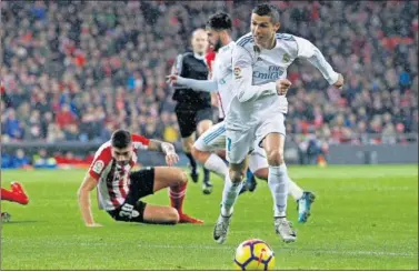  ??  ?? SIN ACIERTO EN SAN MAMÉS. Cristiano fue una ametrallad­ora, pero salió del partido en blanco.