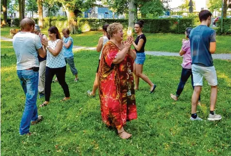  ?? Foto: Inga Brechenmac­her ?? Eine Stunde herzhaft lachen: In ihrem Kurs im Lunapark in Landsberg zeigt Friederike Brechenmac­her, wie das geht. Das Ziel von Lachyoga ist es, von einem gekünstelt­en La chen in ein echtes Lachen überzugehe­n.