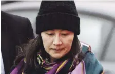  ??  ?? Canadá. En foto del 12 de diciembre de 2018, la directora financiera de Huawei, Meng Wanzhou, llega a la oficina de libertad condiciona­l.