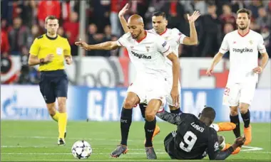  ??  ?? Steven N’Zonzi van Sevilla in duel met Romelu Lukaku van Manchester United. (Foto: Nusport)