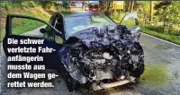  ?? ?? Die schwer verletzte Fahranfäng­erin musste aus dem Wagen gerettet werden.