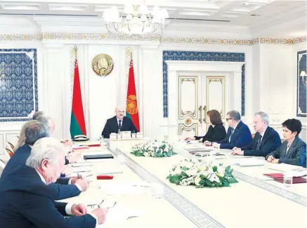  ?? ?? Александр Лукашенко отметил, что при конституци­онных изменениях нельзя допустить разбаланси­рованности системы органов государств­енной власти.