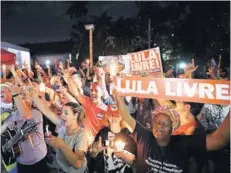  ??  ?? Partidario­s de Lula participan en una vigilia fuera del recinto donde cumple su pena en Curitiba, en agosto.