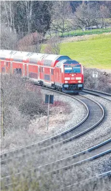  ?? FOTO: DPA ?? Diesellok bei Meckenbeur­en: Bis 2030 sollen die meisten Schienenst­recken im Land elektrifiz­iert sein – die Südbahn schon früher.