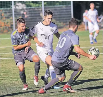  ?? RP-FOTO: STEPHAN KÖHLEN ?? Der rotgesperr­te Zissis Alexandris (Mitte) fehlt dem VfB 03 die nächsten vier Spiele.