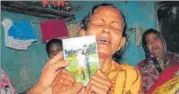  ?? HT FILE ?? The grieving mother of Mukhtar, one of the six teenagers who died in a lightning strike in Odisha’s Khurda, in March 2015.