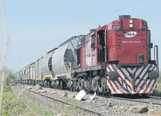  ??  ?? POR LAS VIAS. EL TRANSPORTE FERROVIARI­O ES UNA DE LAS PATAS QUE HOY TRABAN TODA LA LOGISTICA DEL NOA Y QUE EL PLAN BELGRANO ASPIRA A RECUPERAR.