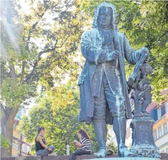  ?? FOTOS: CHRISTINE KING ?? In Eisenach, dem Geburtsort des Komponiste­n, steht ein gewaltiges Bach-Denkmal.